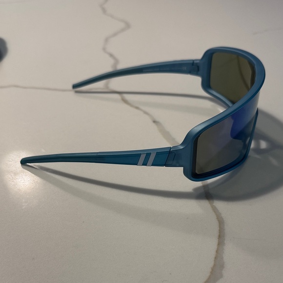 VR Headset with Blue Frame - Picture 2 of 8